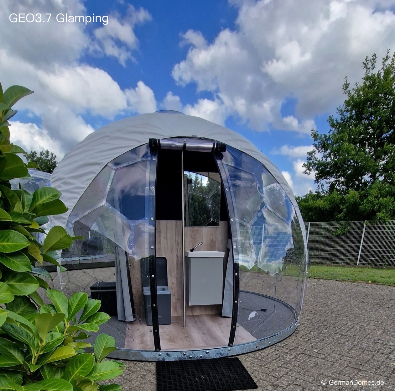 Geodätische Kuppel GEO 3.7 im Garten – transparente Outdoor-Kuppel für Freizeit, Glamping oder Events